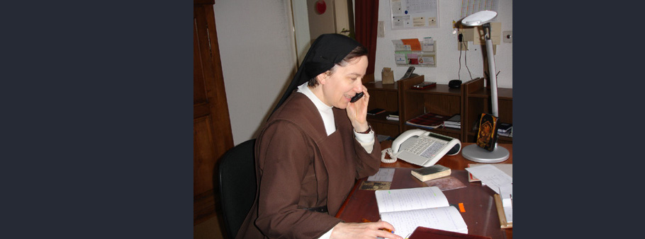 soeur en train de téléphoner