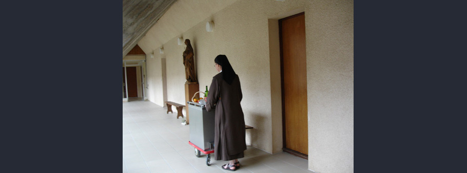 soeur qui pousse un chariot