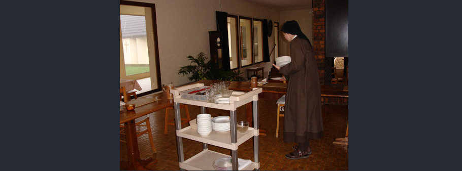 soeur prepare le refectoire