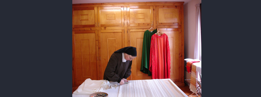 soeur qui coupe du tissu