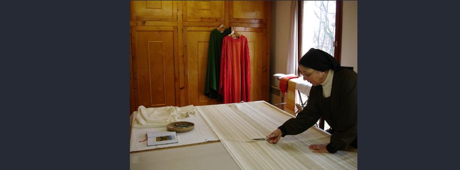 soeur qui coupe du tissu