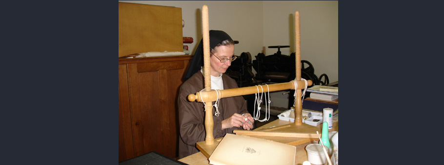 soeur qui fait de la reliure