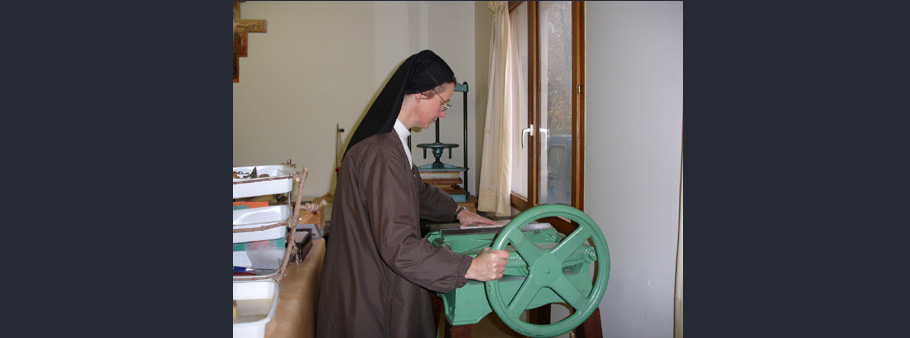 soeur qui utilise une presse