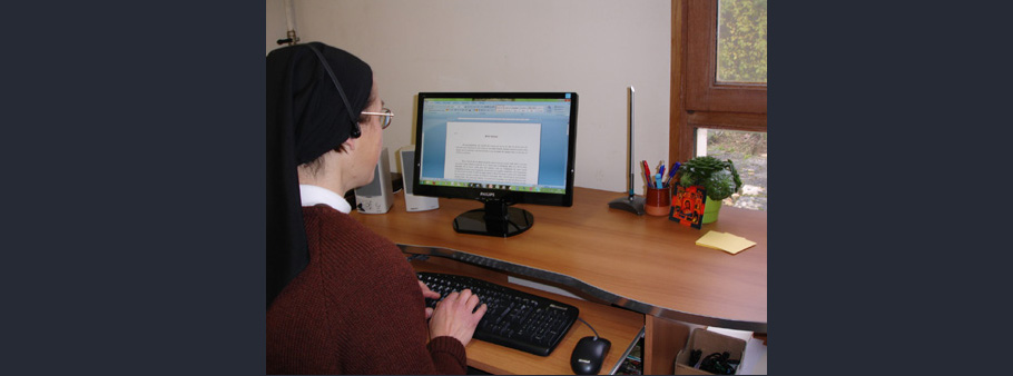 soeur qui écrit sur ordinateur