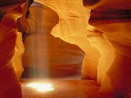 rayon de lumière dans une grotte