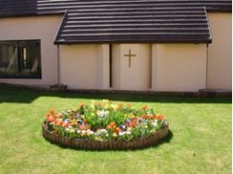 Préau du Carmel avec la croix au centre