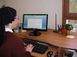 soeur travaillant sur un ordinateur