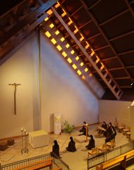 soeurs en prière à la chapelle