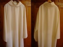 aubes de prêtres ou servants d'autel sur mesure