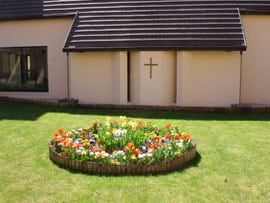 Préau du Carmel avec la croix au centre