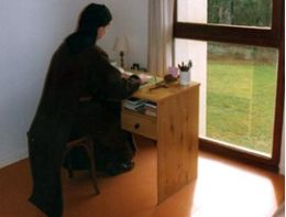 Soeur lisant la parole de Dieu dans sa cellule