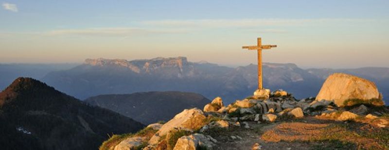 vue d'une croix au sommet d'une montagne