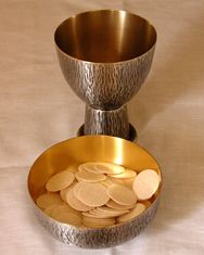 un calice et un bol pour évoquer l'eucharistie