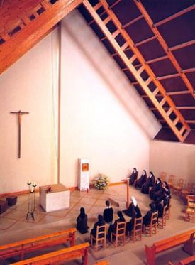 Oraison dans la chapelle du Carmel